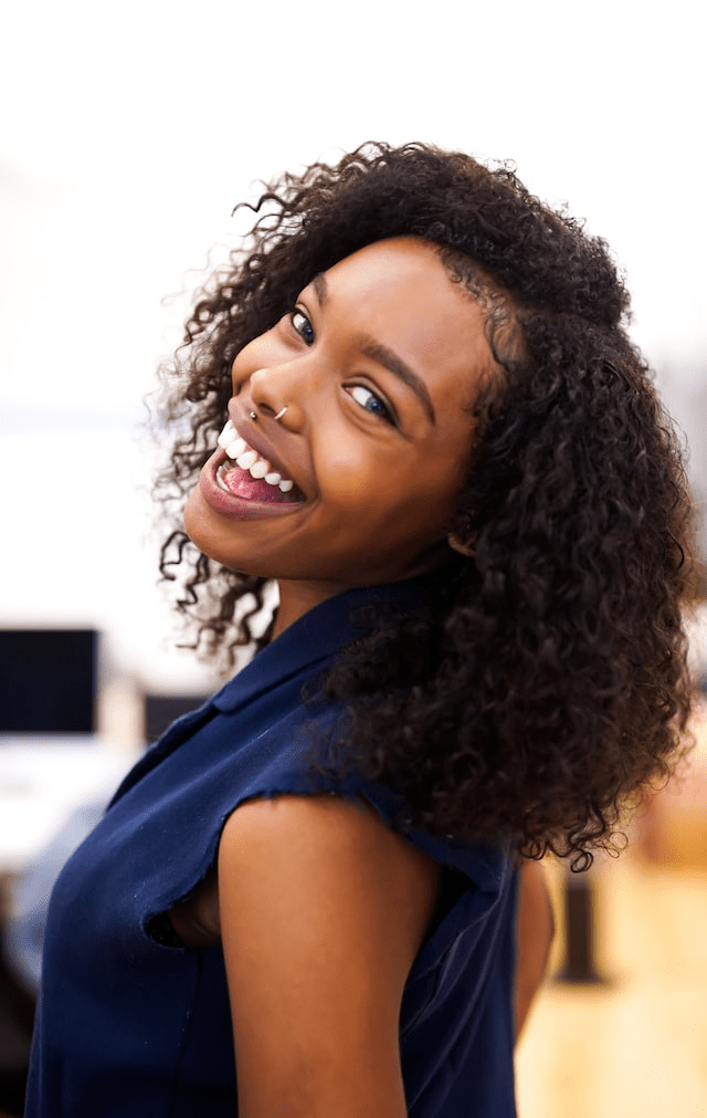 Portrait d'une jeune femme africaine souriante